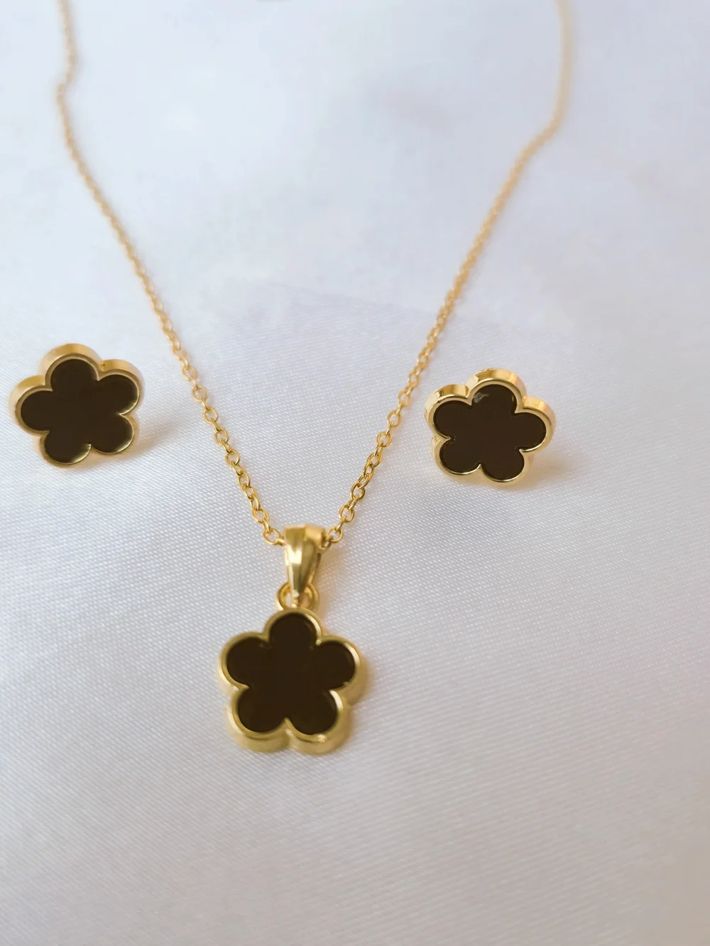 Gold Flower Pendant Necklace and Stud‎ Earrings Set - Black Inlay